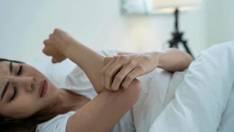 woman itch rash bed