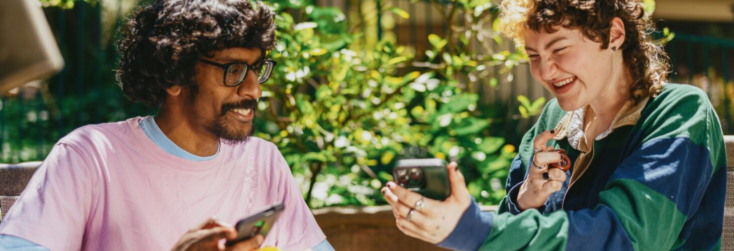 two-people-talking-with-phone-smiling-fidget-toys-scaled